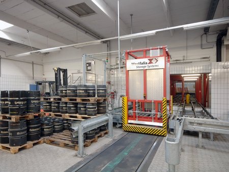 Kompakter Querverschiebewagen mit Bierfässern im automatischen Fördersystem der Privat-Brauerei Heinrich Reissdorf GmbH & Co. KG, Köln