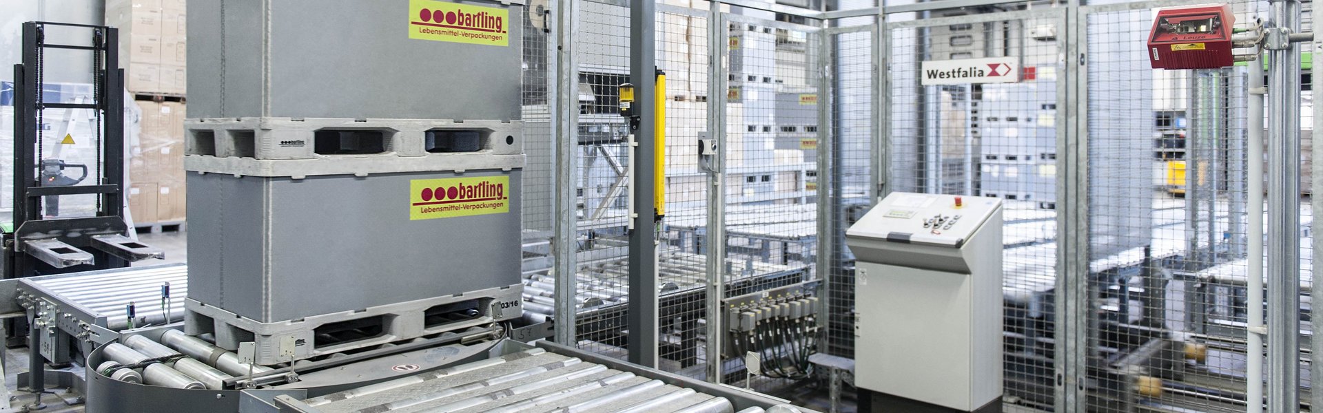 Boxes on automated conveyor technology, Bartling Verpackungen