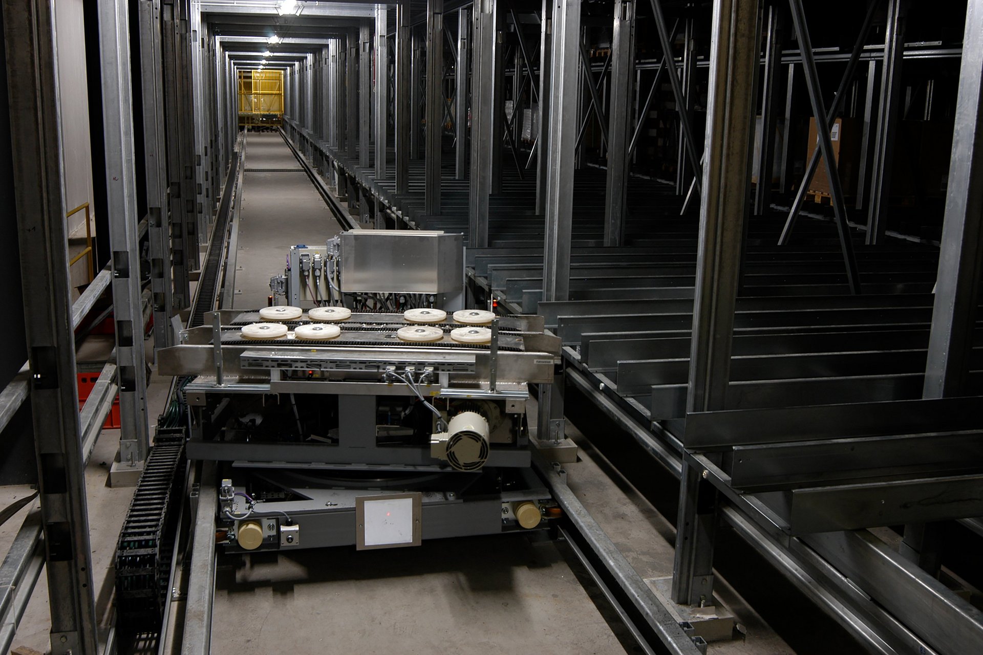 Transfer car with chain Satellite® in an automated conveyor system