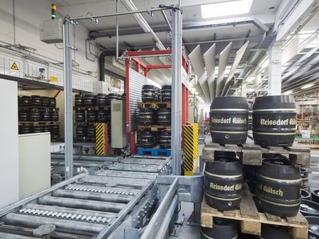 Aufgabestation im automatischen Lagersystem mit Fässern von Reissdorf Kölsch auf Palette, Privat-Brauerei Heinrich Reissdorf GmbH & Co. KG, Köln 