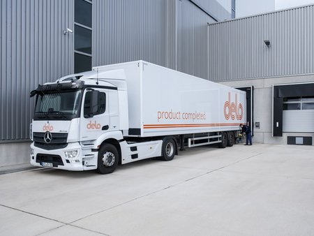 Automated loading and unloading of trucks on the automated storage system of delo: Dettmer Verpackungen GmbH & Co. KG, Lohne, Lower Saxony