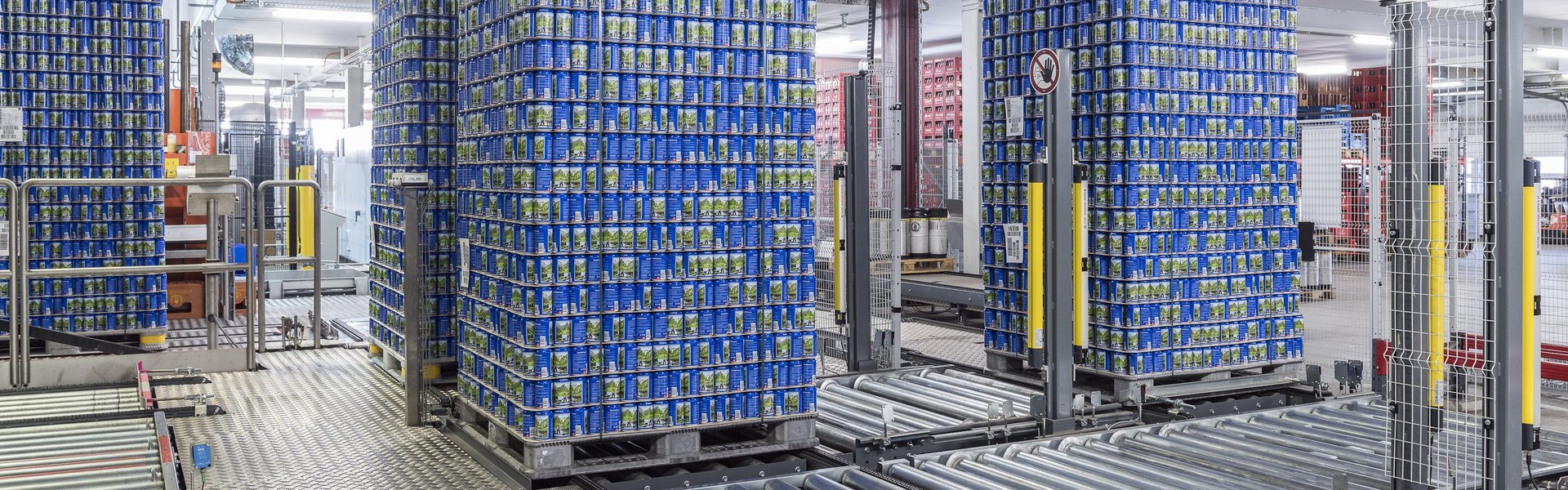 Hohe Ladeeinheiten aus Getränkedosen auf Paletten, transportiert auf automatischer Fördertechnik, Brauerei Locher AG Schweiz