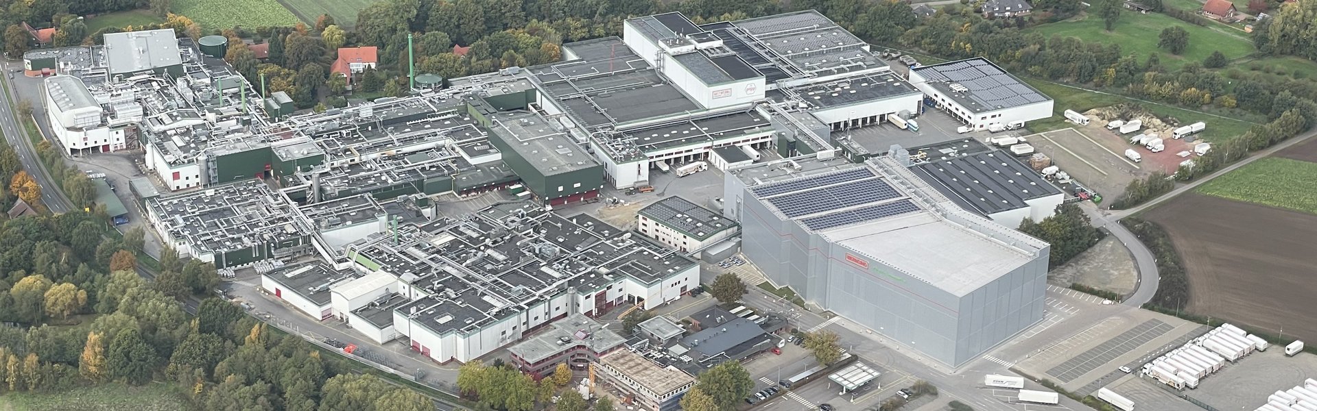 Luftbild des neuen automatischen Lagersystems der Wernsing Feinkost GmbH
