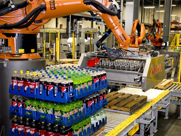 Roboter nimmt Getränkeflaschen auf und bildet Schichten für den Versand, automatisches Lagersystem der Pepsi Bottling Group, USA