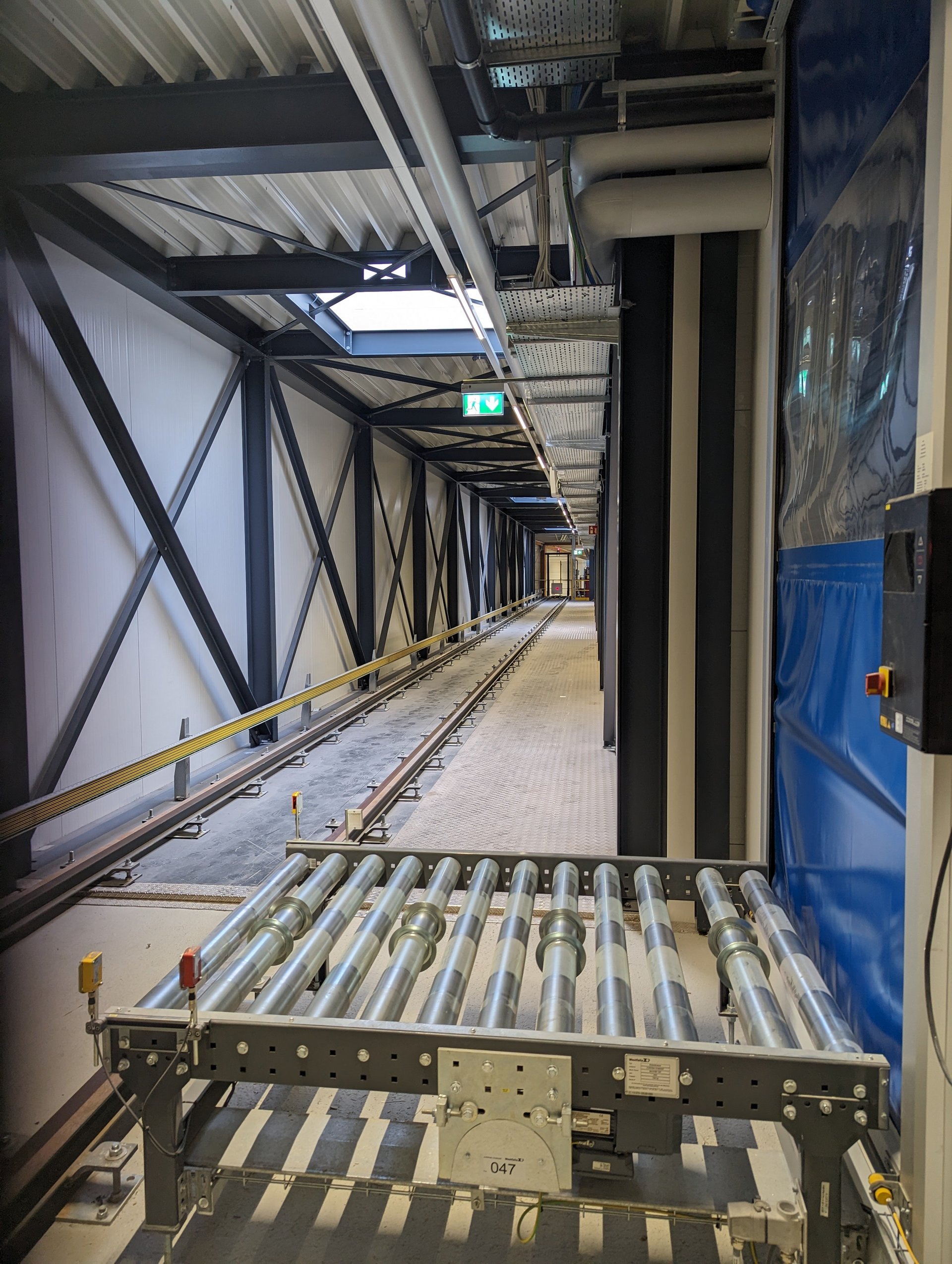 „S-Bahn“ für Ladeeinheiten: 80 Meter überspannt die Transportbrücke – hier ein Teil der Strecke Richtung Produktion.