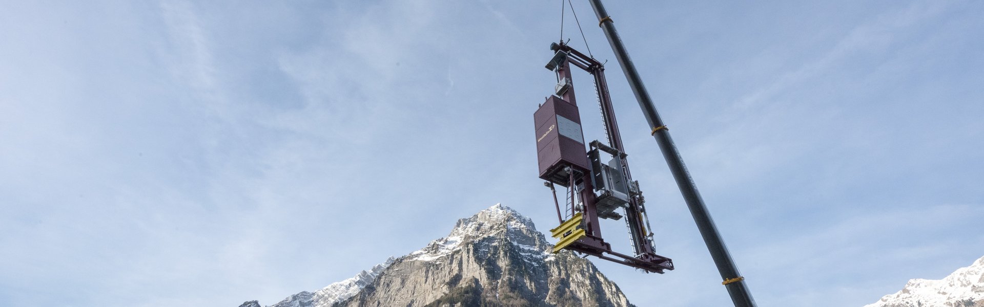 Einbringung eines RBG vor Bergpanorama in der Schweiz, Läderach (Schweiz) AG