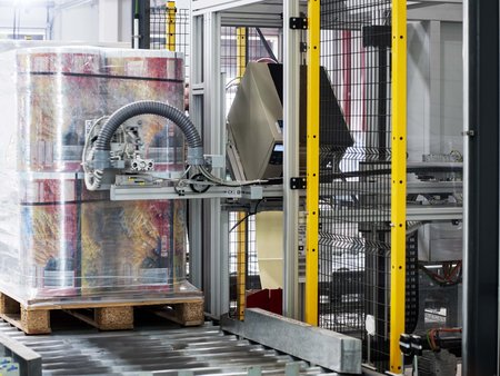 Automatic labeling in the conveyor system of the plastic packaging manufacturer delo: Dettmer Verpackungen GmbH & Co. KG, Lohne, Lower Saxony