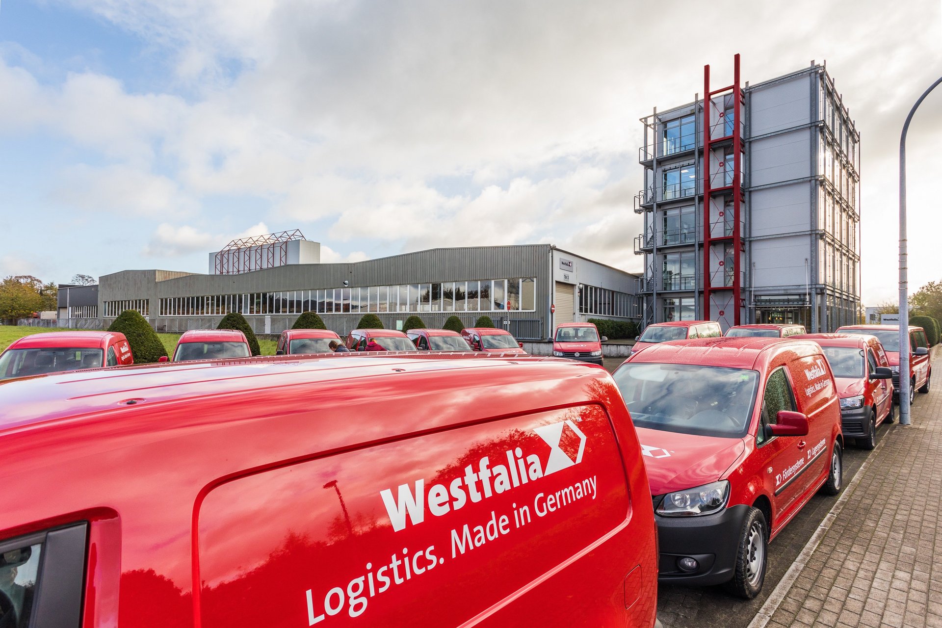 Die rote Service-Fahrzeugflotte der Westfalia Technologies GmbH & Co. KG
