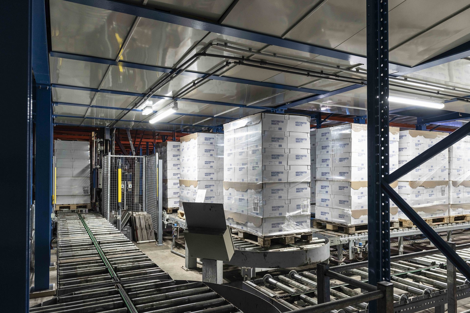 Loading units on roller conveyors and turntable, Sinnack Backspezialitäten GmbH