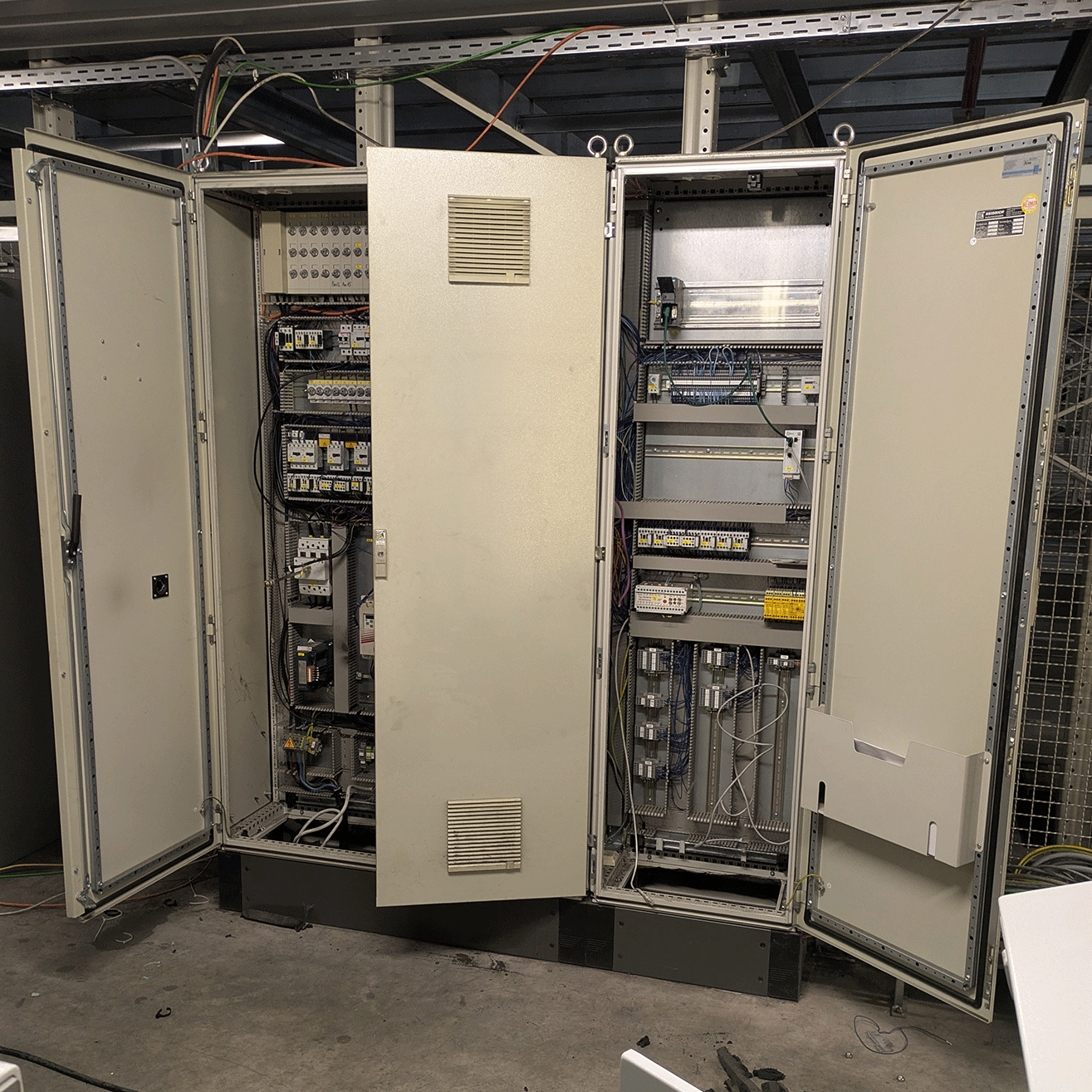 Old control cabinet for conveyor technology, Satellitenlager® Dold Logistics Group. Photo: Westfalia Technologies GmbH & Co. KG