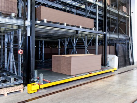 Das automatische Lagersystem der Tricor Packaging & Logistics AG fasst viele verschiedene Formate palettenloser Wellpappenstapel