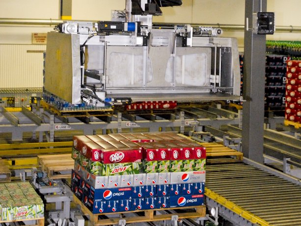 Fördertechnik für Lagen von Getränkeflaschen im automatischen Satellitenlager der Pepsi Bottling Group, Florida, USA